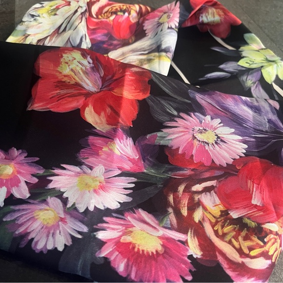 NWT Express. OS Scarf/Wrap in Beautiful Floral Design - Picture 7 of 9